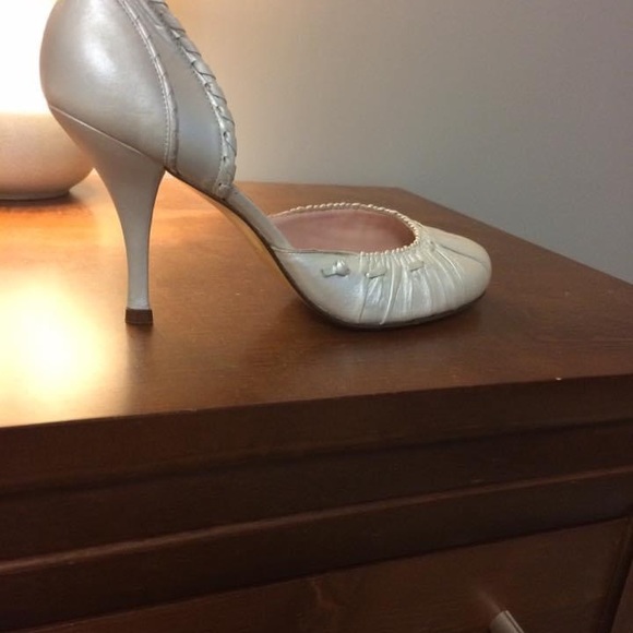 Size 9 1/2 women’s gorgeous silver pumps - Picture 5 of 5